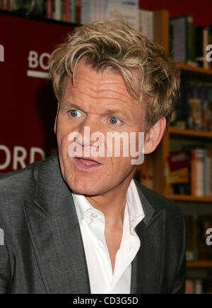 Apr 30, 2008 - New York, NY, USA - chef écossais Gordon Ramsay, personnalité de télévision et fait la promotion de son nouveau livre "Gordon Ramsay's Fast Food" sur l'Avenue du Parc. (Crédit Image : © Nancy/Kaszerman ZUMA Press) Banque D'Images