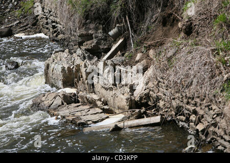 RENEE JONES SCHNEIDER â€¢ reneejones@startribune.com Minneapolis, MN - 5/5/08 - un mur en bas de chutes de Minnehaha le long de la Creek s'est effondré et les responsables de l'Army Corps of Engineers des États-Unis s'inquiètent d'autres parties des murs sont en danger de s'effondrer. (Crédit Image : © Renee Jones Sch Banque D'Images