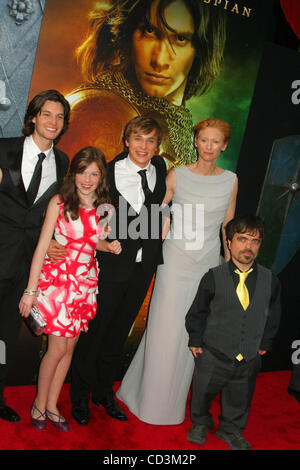 Le 7 mai 2008 - New York, New York, États-Unis - K58177ML.PREMIÈRE MONDIALE DE ''Le Monde de Narnia - Prince Caspian''. ZIEGFELD THEATRE, NEW YORK New York 05-07-2008. - BEN BARNES AVEC GEORGIE HENLEY , WILLIAM MOSLEY , Tilda Swinton et Peter Dinklage.( NARNIA CAST (crédit Image : Â© Mitchell Levy/Globe Banque D'Images