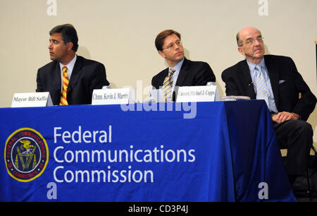 Le 27 mai 2008 - Wilmington (Caroline du Nord), USA - (L-R) Wilmington Le maire Bill SAFFO, Federal Communications Commission Président KEVIN J. MARTIN, commissaire de la FCC et MICHAEL J. COPPS parle aux citoyens et des chefs d'entreprise du pays sur le prochain passage à la télévision numérique qui va Banque D'Images