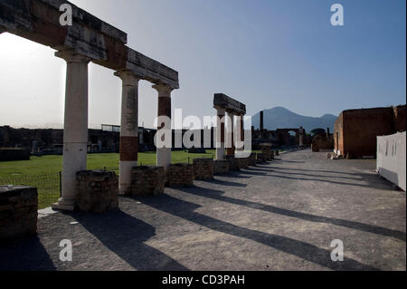 Le 27 mai 2008 - Pompéi, Italie - Scènes de la ville antique de Pompéi, une ville romaine partiellement enterrés près de la ville de Naples moderne dans la région italienne de la Campanie. Avec sa sœur d'Herculanum, Pompéi, la ville a été détruit, et complètement enterré, au cours d'une longue éruption du volcan catastrophique Banque D'Images