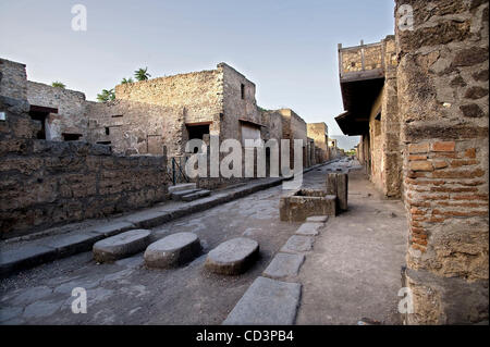 Le 27 mai 2008 - Pompéi, Italie - Scènes de la ville antique de Pompéi, une ville romaine partiellement enterrés près de la ville de Naples moderne dans la région italienne de la Campanie. Avec sa sœur d'Herculanum, Pompéi, la ville a été détruit, et complètement enterré, au cours d'une longue éruption du volcan catastrophique Banque D'Images