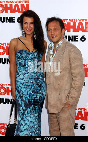 Le 28 mai 2008 - Hollywood, Californie, États-Unis - J13782PR.La première de ''Vous ne salissez pas avec le Zohan'' AU GRAUMAN'S Chinese Theatre, à Hollywood, CA 05-28-2008. - - ROB SCHNEIDER(Image Crédit : Â© Phil Roach/Photos/ZUMAPRESS.com) Globe Banque D'Images