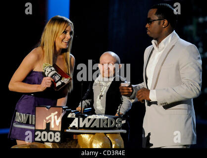 Lindsey Lohan, Verne Troyer et P. Diddy introduire le prix pour Breaktrhrough au cours de la performance 2008 MTV Movie Awards. Photographié dans la ville universelle, Californa 6/01/2008. Photos par John McCoy/photographe Banque D'Images