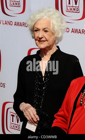 Bea Arthur arrive à la 6e conférence annuelle "TV Land Awards' à Santa Monica, Calif., retour le 8 juin 2008. Beatrice Arthur l'actrice dont l'une qualité d'exécution des lignes de comédie TV fait d'elle une star de la célèbre montre 'Maude' et 'The Golden Girls' et qui a remporté un Tony Award pour la comédie musicale 'ame', décédé samedi Banque D'Images