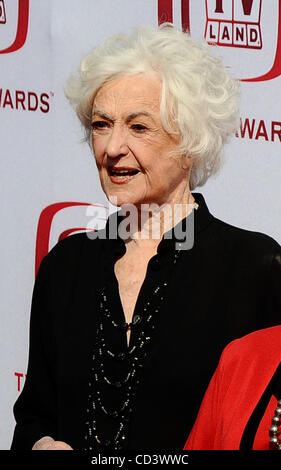 Bea Arthur arrive à la 6e conférence annuelle "TV Land Awards' à Santa Monica, Calif., retour le 8 juin 2008. Beatrice Arthur l'actrice dont l'une qualité d'exécution des lignes de comédie TV fait d'elle une star de la célèbre montre 'Maude' et 'The Golden Girls' et qui a remporté un Tony Award pour la comédie musicale 'ame', décédé samedi Banque D'Images