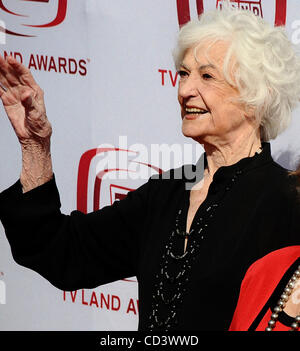 Bea Arthur arrive à la 6e conférence annuelle "TV Land Awards' à Santa Monica, Calif., retour le 8 juin 2008. Beatrice Arthur l'actrice dont l'une qualité d'exécution des lignes de comédie TV fait d'elle une star de la célèbre montre 'Maude' et 'The Golden Girls' et qui a remporté un Tony Award pour la comédie musicale 'ame', décédé samedi Banque D'Images