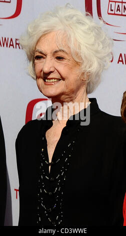 Bea Arthur arrive à la 6e conférence annuelle "TV Land Awards' à Santa Monica, Calif., retour le 8 juin 2008. Beatrice Arthur l'actrice dont l'une qualité d'exécution des lignes de comédie TV fait d'elle une star de la célèbre montre 'Maude' et 'The Golden Girls' et qui a remporté un Tony Award pour la comédie musicale 'ame', décédé samedi Banque D'Images