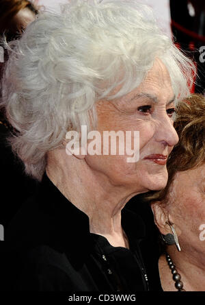 Bea Arthur arrive à la 6e conférence annuelle "TV Land Awards' à Santa Monica, Calif., retour le 8 juin 2008. Beatrice Arthur l'actrice dont l'une qualité d'exécution des lignes de comédie TV fait d'elle une star de la célèbre montre 'Maude' et 'The Golden Girls' et qui a remporté un Tony Award pour la comédie musicale 'ame', décédé samedi Banque D'Images