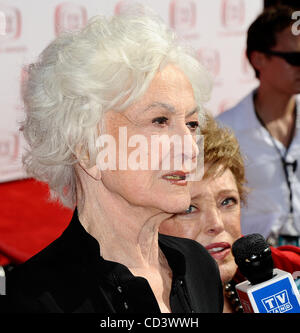 Bea Arthur arrive à la 6e conférence annuelle "TV Land Awards' à Santa Monica, Calif., retour le 8 juin 2008. Beatrice Arthur l'actrice dont l'une qualité d'exécution des lignes de comédie TV fait d'elle une star de la célèbre montre 'Maude' et 'The Golden Girls' et qui a remporté un Tony Award pour la comédie musicale 'ame', décédé samedi Banque D'Images