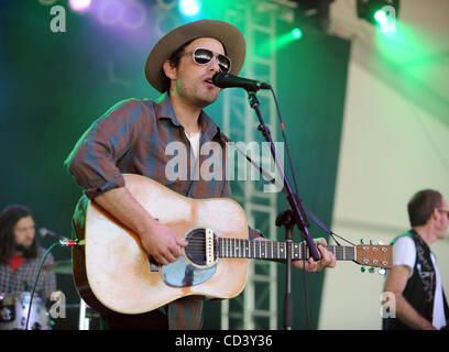 15 juin 2008 - Manchester, New York, USA - Musicien JAKOB DYLAN effectue vivre comme son 2008 tournée actuelle rend un arrêt au Bonnaroo Music and Arts Festival. Les quatre jours de camping multi-étape festival attire plus de 90 000 fans de musique et est maintenu sur une ferme de 700 acres dans le Tennessee. Copyright 2008 Jason Banque D'Images