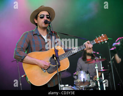 15 juin 2008 - Manchester, New York, USA - Musicien JAKOB DYLAN effectue vivre comme son 2008 tournée actuelle rend un arrêt au Bonnaroo Music and Arts Festival. Les quatre jours de camping multi-étape festival attire plus de 90 000 fans de musique et est maintenu sur une ferme de 700 acres dans le Tennessee. Copyright 2008 Jason Banque D'Images