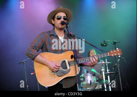 15 juin 2008 - Manchester, New York, USA - Musicien JAKOB DYLAN effectue vivre comme son 2008 tournée actuelle rend un arrêt au Bonnaroo Music and Arts Festival. Les quatre jours de camping multi-étape festival attire plus de 90 000 fans de musique et est maintenu sur une ferme de 700 acres dans le Tennessee. Copyright 2008 Jason Banque D'Images