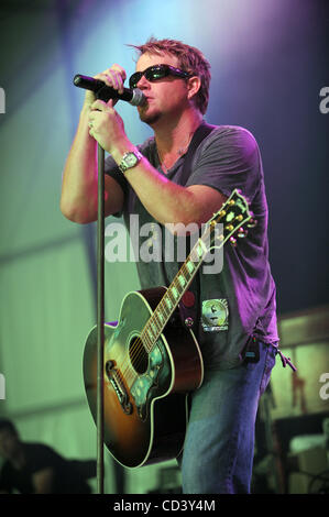 15 juin 2008 - Manchester, New York, USA - Musicien PAT GREEN effectue vivre comme son actuelle tournée 2008 rend un arrêt au Bonnaroo Music and Arts Festival. Les quatre jours de camping multi-étape festival attire plus de 90 000 fans de musique et est maintenu sur une ferme de 700 acres dans le Tennessee. Copyright 2008 Jason Mo Banque D'Images