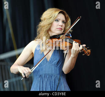 15 juin 2008 - Manchester, New York, USA - Musician Alison Krauss effectue vivre comme il existe de la tournée de 2008 rend un arrêt au Bonnaroo Music and Arts Festival. Les quatre jours de camping multi-étape festival attire plus de 90 000 fans de musique et est maintenu sur une ferme de 700 acres dans le Tennessee. Copyright 2008 Ja Banque D'Images