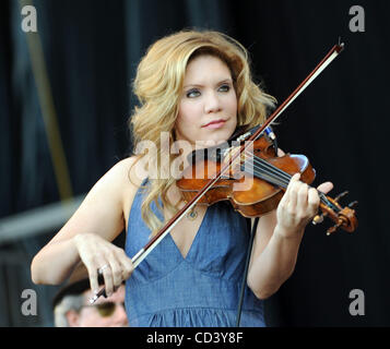 15 juin 2008 - Manchester, New York, USA - Musician Alison Krauss effectue vivre comme il existe de la tournée de 2008 rend un arrêt au Bonnaroo Music and Arts Festival. Les quatre jours de camping multi-étape festival attire plus de 90 000 fans de musique et est maintenu sur une ferme de 700 acres dans le Tennessee. Copyright 2008 Ja Banque D'Images