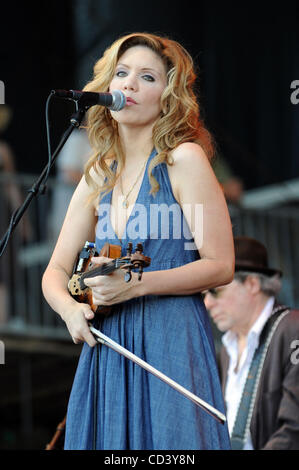 15 juin 2008 - Manchester, New York, USA - Musician Alison Krauss effectue vivre comme il existe de la tournée de 2008 rend un arrêt au Bonnaroo Music and Arts Festival. Les quatre jours de camping multi-étape festival attire plus de 90 000 fans de musique et est maintenu sur une ferme de 700 acres dans le Tennessee. Copyright 2008 Ja Banque D'Images