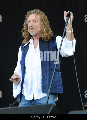 15 juin 2008 - Manchester, New York, USA - le chanteur ROBERT PLANT effectue vivre comme il existe de la tournée de 2008 rend un arrêt au Bonnaroo Music and Arts Festival. Les quatre jours de camping multi-étape festival attire plus de 90 000 fans de musique et est maintenu sur une ferme de 700 acres dans le Tennessee. Copyright 2008 Jason Banque D'Images