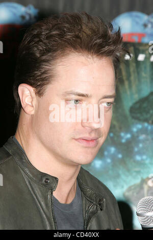 7 juillet 2008 - New York, New York, États-Unis - BRENDAN FRASER FAIT LA PROMOTION DE SON NOUVEAU FILM. ''Voyage AU CENTRE DE LA TERRE'' au Planet Hollywood.TIMES SQUARE 07-07-2008. 2008.BRENDAN FRASER ..k58706rm(Image Crédit : Â© Rick Mackler/Photos/ZUMAPRESS.com) Globe Banque D'Images