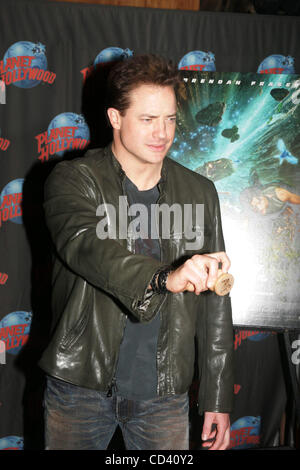 7 juillet 2008 - New York, New York, États-Unis - BRENDAN FRASER FAIT LA PROMOTION DE SON NOUVEAU FILM. ''Voyage AU CENTRE DE LA TERRE'' au Planet Hollywood.TIMES SQUARE 07-07-2008. 2008.BRENDAN FRASER ..k58706rm(Image Crédit : Â© Rick Mackler/Photos/ZUMAPRESS.com) Globe Banque D'Images