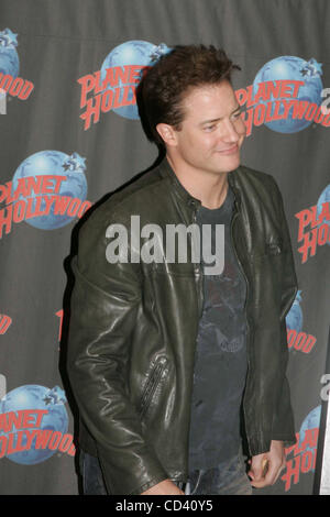 7 juillet 2008 - New York, New York, États-Unis - BRENDAN FRASER FAIT LA PROMOTION DE SON NOUVEAU FILM. ''Voyage AU CENTRE DE LA TERRE'' au Planet Hollywood.TIMES SQUARE 07-07-2008. 2008.BRENDAN FRASER ..k58706rm(Image Crédit : Â© Rick Mackler/Photos/ZUMAPRESS.com) Globe Banque D'Images