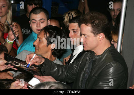 7 juillet 2008 - New York, New York, États-Unis - BRENDAN FRASER FAIT LA PROMOTION DE SON NOUVEAU FILM. ''Voyage AU CENTRE DE LA TERRE'' au Planet Hollywood.TIMES SQUARE 07-07-2008. 2008.BRENDAN FRASER ..k58706rm(Image Crédit : Â© Rick Mackler/Photos/ZUMAPRESS.com) Globe Banque D'Images