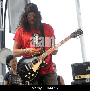 Août 3, 2008 - Chicago, Illinois, USA - Le guitariste SLASH fonctionne à l'Kidzapalooza, dans le cadre de l'édition 2008 du Festival de musique Lollapalooza. Les trois jours du festival de musique multi-étape attirera des milliers de fans de musique à Grant Park situé au centre-ville de Chicago. Copyright 2008 Jason Moore. Obligatoire Banque D'Images