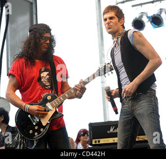 Août 3, 2008 - Chicago, Illinois, USA - le chanteur Perry Farrell et le guitariste SLASH fonctionne à l'Kidzapalooza, dans le cadre de l'édition 2008 du Festival de musique Lollapalooza. Les trois jours du festival de musique multi-étape attirera des milliers de fans de musique à Grant Park situé au centre-ville de Chicago. Copyright 200 Banque D'Images