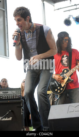 Août 3, 2008 - Chicago, Illinois, USA - le chanteur Perry Farrell et le guitariste SLASH fonctionne à l'Kidzapalooza, dans le cadre de l'édition 2008 du Festival de musique Lollapalooza. Les trois jours du festival de musique multi-étape attirera des milliers de fans de musique à Grant Park situé au centre-ville de Chicago. Copyright 200 Banque D'Images