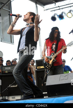 Août 3, 2008 - Chicago, Illinois, USA - le chanteur Perry Farrell et le guitariste SLASH fonctionne à l'Kidzapalooza, dans le cadre de l'édition 2008 du Festival de musique Lollapalooza. Les trois jours du festival de musique multi-étape attirera des milliers de fans de musique à Grant Park situé au centre-ville de Chicago. Copyright 200 Banque D'Images