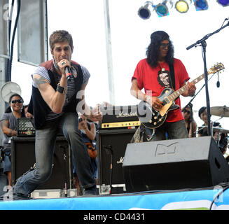 Août 3, 2008 - Chicago, Illinois, USA - le chanteur Perry Farrell et le guitariste SLASH fonctionne à l'Kidzapalooza, dans le cadre de l'édition 2008 du Festival de musique Lollapalooza. Les trois jours du festival de musique multi-étape attirera des milliers de fans de musique à Grant Park situé au centre-ville de Chicago. Copyright 200 Banque D'Images