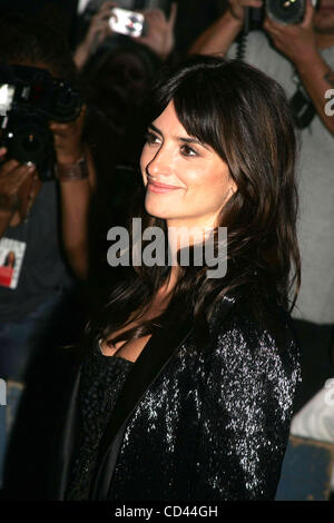 Le 6 août, 2008 - New York, New York, États-Unis - PREMIÈRE MONDIALE DE ''VICKY CHRISTINA BARCELONA'' AU CINÉMA 2.THIRD AVENUE 08-06-2008. 2008..PENELOPE CRUZ.K58998RM(Image Crédit : Â© Rick Mackler/Photos/ZUMAPRESS.com) Globe Banque D'Images