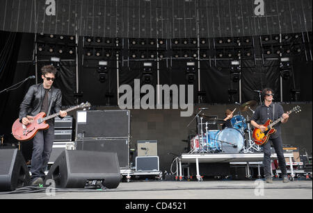 Aug 10, 2008 - Baltimore, Maryland, USA -(L-R) chanteur / guitariste basse ROBERT LEVON ÉTÉ Batteur, LEAH SHAPIRO, et le guitariste Peter Hayes du groupe Black Rebel Motorcycle Club il se produit dans le cadre de l'édition 2008 du Festival de musique de Virgin Mobile, qui se déroule à la Pimlico Race Course. Les deux Banque D'Images