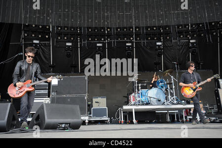 Aug 10, 2008 - Baltimore, Maryland, USA -(L-R) chanteur / guitariste basse ROBERT LEVON ÉTÉ Batteur, LEAH SHAPIRO, et le guitariste Peter Hayes du groupe Black Rebel Motorcycle Club il se produit dans le cadre de l'édition 2008 du Festival de musique de Virgin Mobile, qui se déroule à la Pimlico Race Course. Les deux Banque D'Images