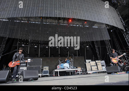 Aug 10, 2008 - Baltimore, Maryland, USA -(L-R) chanteur / guitariste basse ROBERT LEVON ÉTÉ Batteur, LEAH SHAPIRO, et le guitariste Peter Hayes du groupe Black Rebel Motorcycle Club il se produit dans le cadre de l'édition 2008 du Festival de musique de Virgin Mobile, qui se déroule à la Pimlico Race Course. Les deux Banque D'Images