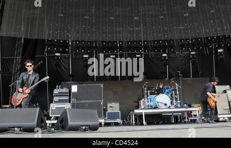 Aug 10, 2008 - Baltimore, Maryland, USA -(L-R) chanteur / guitariste basse ROBERT LEVON ÉTÉ Batteur, LEAH SHAPIRO, et le guitariste Peter Hayes du groupe Black Rebel Motorcycle Club il se produit dans le cadre de l'édition 2008 du Festival de musique de Virgin Mobile, qui se déroule à la Pimlico Race Course. Les deux Banque D'Images