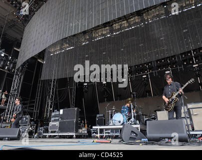 Aug 10, 2008 - Baltimore, Maryland, USA -(L-R) chanteur / guitariste basse ROBERT LEVON ÉTÉ Batteur, LEAH SHAPIRO, et le guitariste Peter Hayes du groupe Black Rebel Motorcycle Club il se produit dans le cadre de l'édition 2008 du Festival de musique de Virgin Mobile, qui se déroule à la Pimlico Race Course. Les deux Banque D'Images