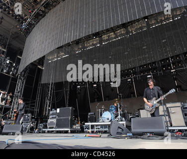 Aug 10, 2008 - Baltimore, Maryland, USA -(L-R) chanteur / guitariste basse ROBERT LEVON ÉTÉ Batteur, LEAH SHAPIRO, et le guitariste Peter Hayes du groupe Black Rebel Motorcycle Club il se produit dans le cadre de l'édition 2008 du Festival de musique de Virgin Mobile, qui se déroule à la Pimlico Race Course. Les deux Banque D'Images