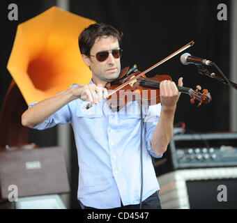 Aug 10, 2008 - Baltimore, Maryland, USA - Musicien ANDREW BIRD il se produit dans le cadre de l'édition 2008 du Festival de musique de Virgin Mobile, qui se déroule à la Pimlico Race Course. Les deux jours du festival permettra d'attirer plus de 40 000 fans de musique à voir une variété de lois musicales sur 3 étapes différentes, le droit d'auteur Banque D'Images