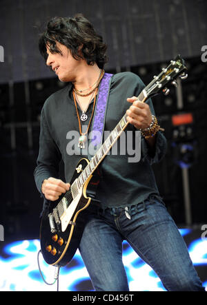 Aug 10, 2008 - Baltimore, Maryland, Etats-Unis - le guitariste DEAN DELEO de Stone Temple Pilots la bande il se produit dans le cadre de l'édition 2008 du Festival de musique de Virgin Mobile, qui se déroule à la Pimlico Race Course. Les deux jours du festival permettra d'attirer plus de 40 000 fans de musique à voir une variété de lois musicales sur Banque D'Images