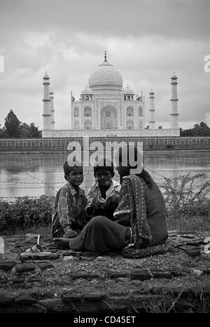 Le 16 août 2008 - Agra, Inde - les enfants jouent en face du Taj Mahal qui est l'une des sept merveilles du monde moderne. Terminée en 1648 par l'empereur Moghol Shah Jahan pour son épouse Mumtaz Mahal, le monument attire entre deux et quatre millions de touristes par année. Banque D'Images