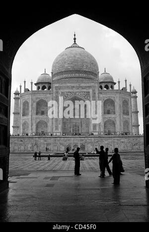 Le 16 août 2008 - Agra, Inde - Touristes admirer le Taj Mahal qui est l'une des sept merveilles du monde moderne. Terminée en 1648 par l'empereur Moghol Shah Jahan pour son épouse Mumtaz Mahal, le monument attire entre deux et quatre millions de touristes par année. Banque D'Images
