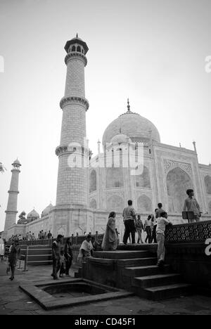 Le 16 août 2008 - Agra, Inde - Touristes admirer le Taj Mahal qui est l'une des sept merveilles du monde moderne. Terminée en 1648 par l'empereur Moghol Shah Jahan pour son épouse Mumtaz Mahal, le monument attire entre deux et quatre millions de touristes par année. Banque D'Images