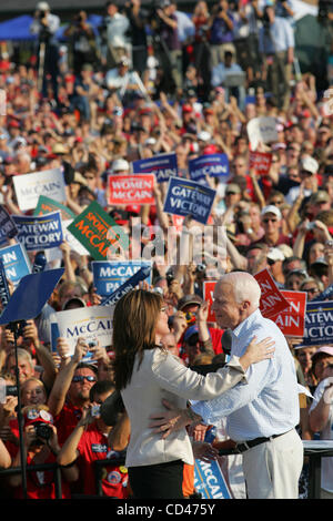 JOHN SCHREIBER/Missourien 314-607-5484 candidat présidentiel républicain John McCain donne une accolade à l'Alaska Governor et à la vice-présidence Sarah Palin colistière Dimanche, 31 août 2008 à T.R. Hughes Ballpark à O'Fallon, MO. Banque D'Images