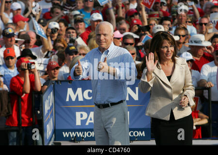 31 août 2008 - O'Fallon, Illinois, États-Unis - le sénateur de l'Arizona et candidat présidentiel républicain John Mccain et le gouverneur de l'Alaska et candidate à la vice-présidence républicaine Sarah Palin accuser la foule lors d'un rassemblement à T.R. Hughes à l'extérieur du stade de St Louis, Missouri. Le rassemblement a été l'un des Pa Banque D'Images