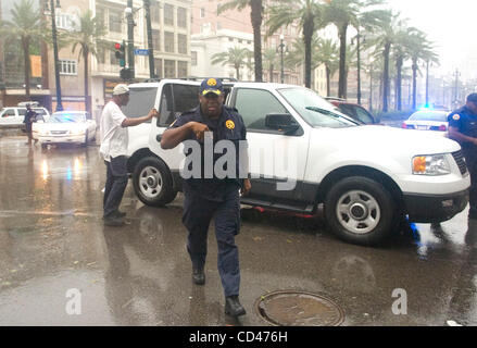 Surintendant de la Police de la Nouvelle-Orléans, Warren Riley arrive à donner une mise à jour de statut que l'ouragan Gustav frappe à la Nouvelle-Orléans, Louisiane, Etats-Unis le 01 septembre 2008. Riley a dit il y a peut-être des inondations dans la basse Ninth Ward. Banque D'Images