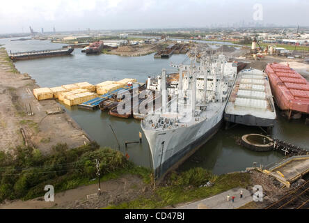 Un navire et plusieurs péniches continuent de bloquer une partie de l'arrière-port du Canal de navigation, ou canal industriel à la Nouvelle-Orléans, Louisiane, Etats-Unis le 03 septembre 2008. Les navires s'est détaché de leurs amarres après l'ouragan Gustav dans le salon. Banque D'Images