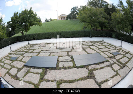 Sep 4, 2008 - Arlington, Virginie, USA - La tombe du Président John Fitzgerald Kennedy et de la Première Dame Jacqueline Kennedy Onassis à Arlington National Cemetery est un cimetière militaire aux États-Unis, établi au cours de la guerre civile américaine au motif de Arlington House, anciennement le Banque D'Images