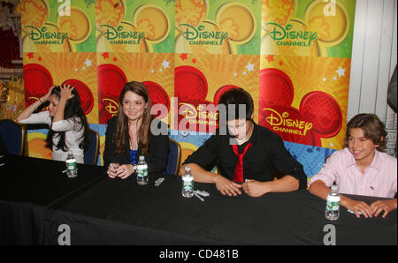 Le 6 septembre, 2008 - New York, New York, États-Unis - le casting de '' les sorciers de Waverly Place '' VISITER DISNEY STORE À NEW YORK New York 09-06-2008. - K59528RM.Selena Gomez, JENNIFER STONE, David Henrie et JAKE T. AUSTIN(Image Crédit : Â© Rick Mackler/Photos/ZUMAPRESS.com) Globe Banque D'Images