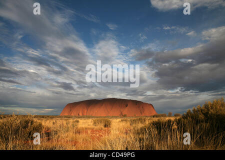 Sep 17, 2008 - Yulara, Territoire du Nord, Australie - Uluru, également appelé Ayers Rock, est une grande formation de roche de grès dans la partie sud du Territoire du nord, centre de l'Australie. Il se trouve à 335 km (208 mi) au sud-ouest de la grande ville la plus proche, Alice Springs ; 450 km (280 mi) par la route. K Banque D'Images